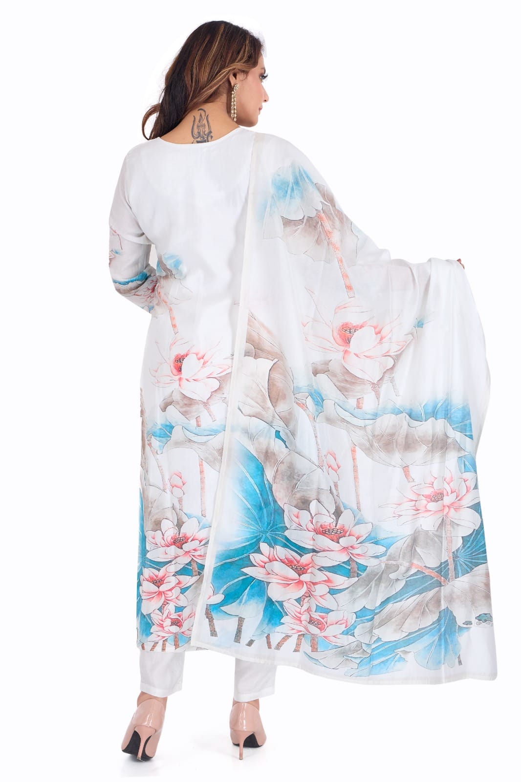 🌸 Step Into Subtle Luxury – Timeless Beauty in Every Thread 🌸