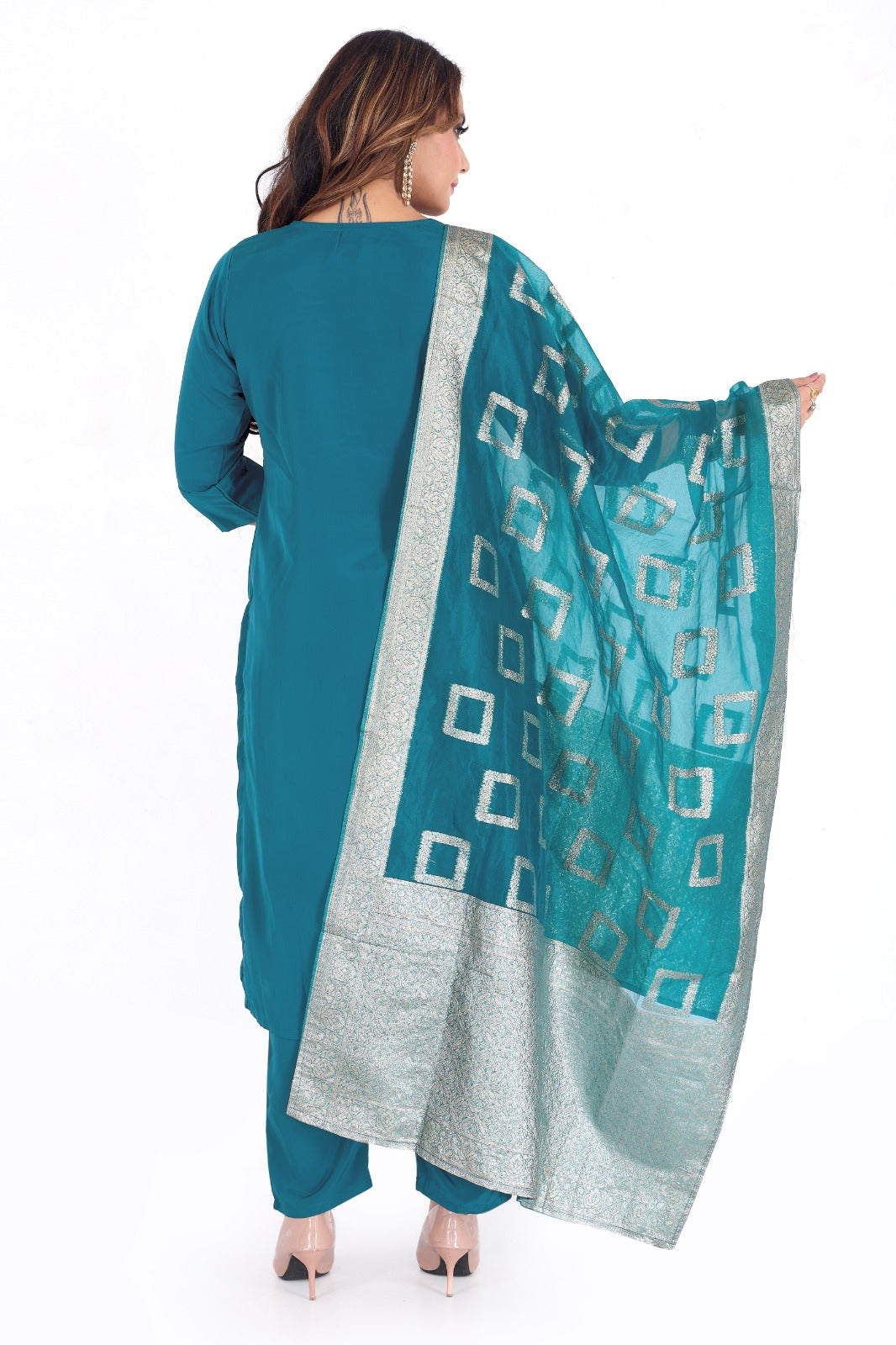 💎 Shine Bright, Stay Regal – A Statement in Makhan Crepe 💎