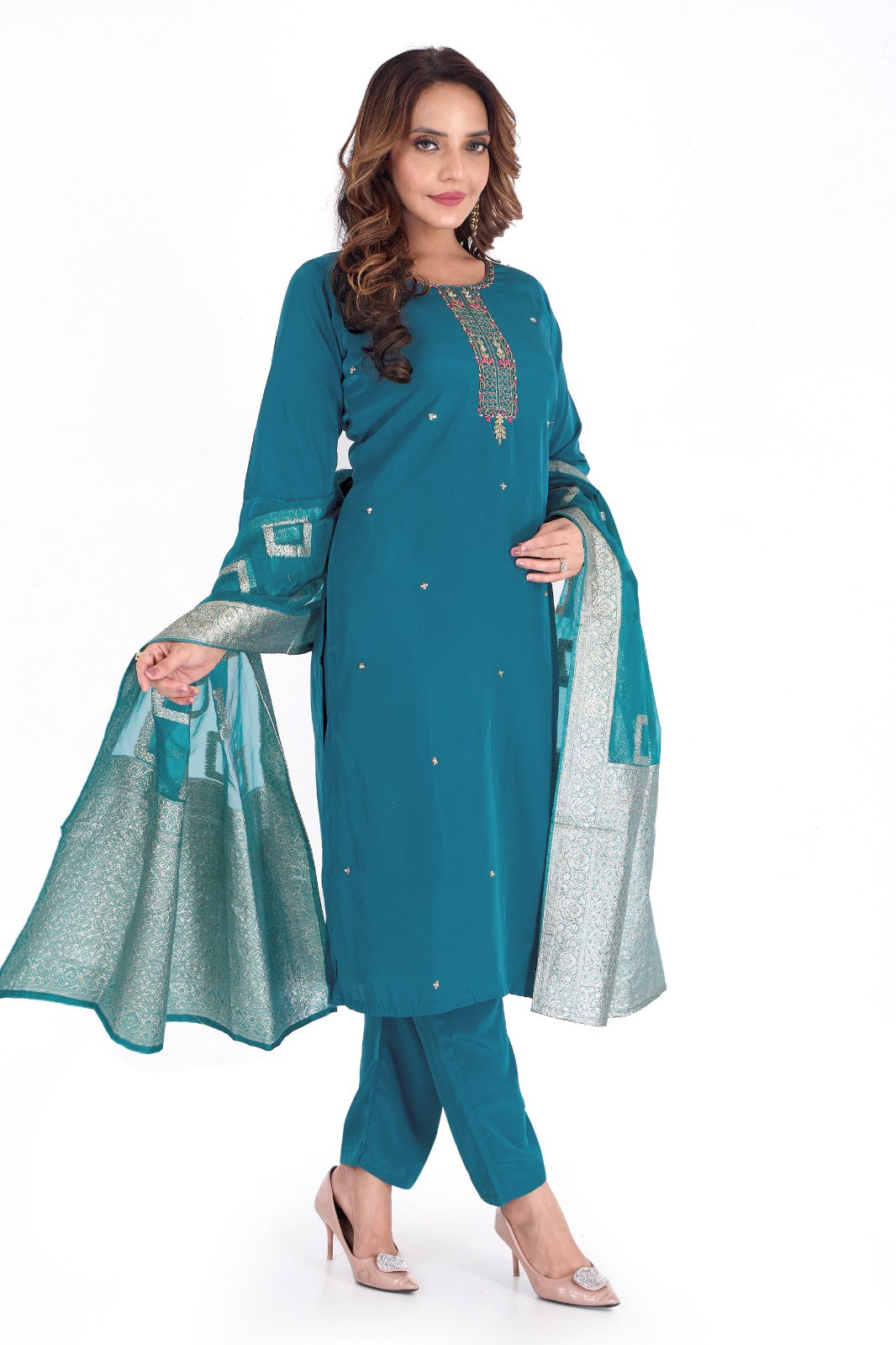 💎 Shine Bright, Stay Regal – A Statement in Makhan Crepe 💎