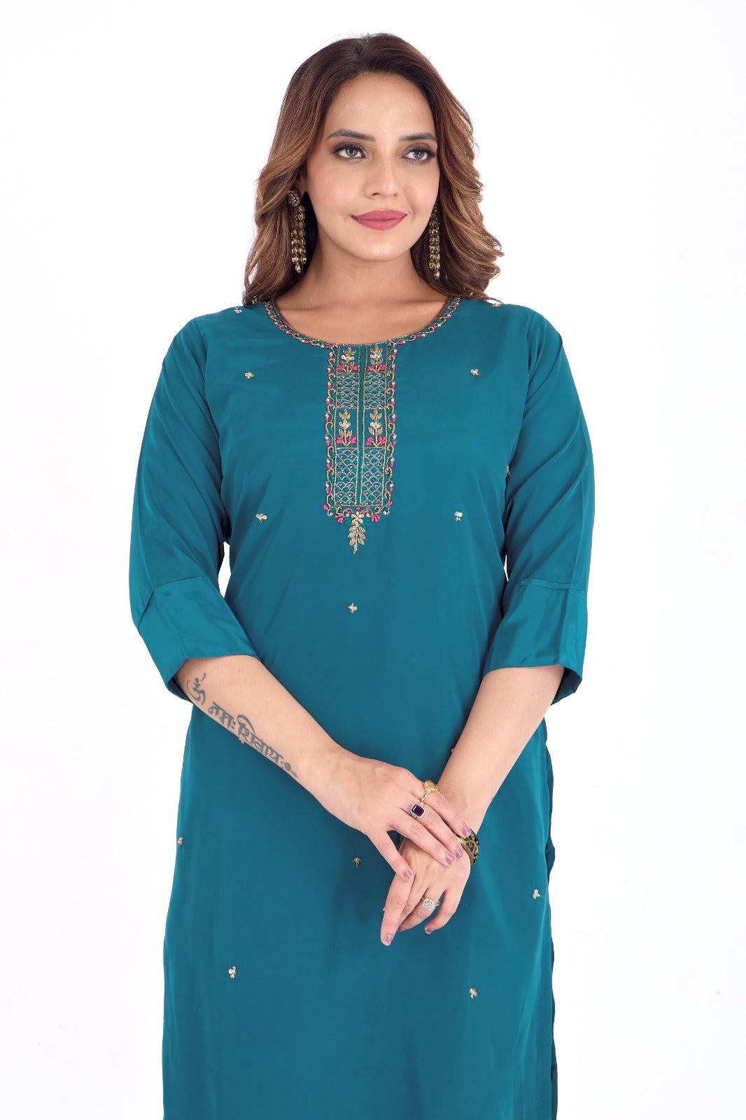 💎 Shine Bright, Stay Regal – A Statement in Makhan Crepe 💎